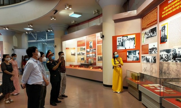 Ausstellung zum 100. Geburtstag des ehemaligen Parlamentspräsidenten Le Quang Dao
