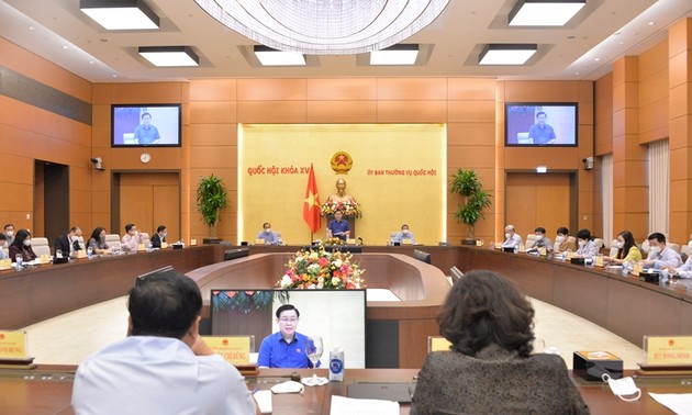 Parlamentspräsident Vuong Dinh Hue leitet die Tagung über Fiskal- und Währungspolitik