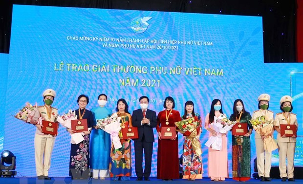 Verleihung des Preises “Vietnamesische Frauen 2021” und Ehrung von 24 Startup-Projekten