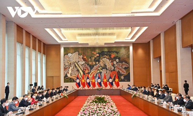 Parlamentspräsidenten Vietnams und von Laos führen Gespräche