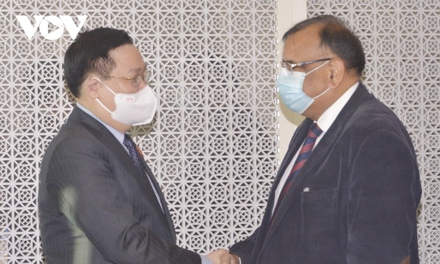 Parlamentspräsident Vuong Dinh Hue trifft Geschäftsführer des nationalen Ölkonzerns Indiens