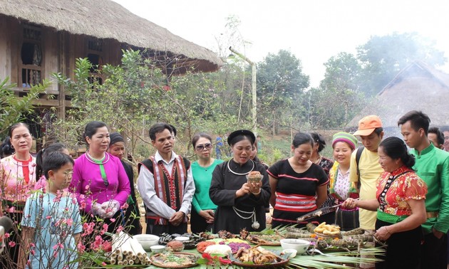 Darstellung traditioneller Feste ethnischer Minderheiten im Kultur- und Tourismusdorf der vietnamesischen Volksgruppen