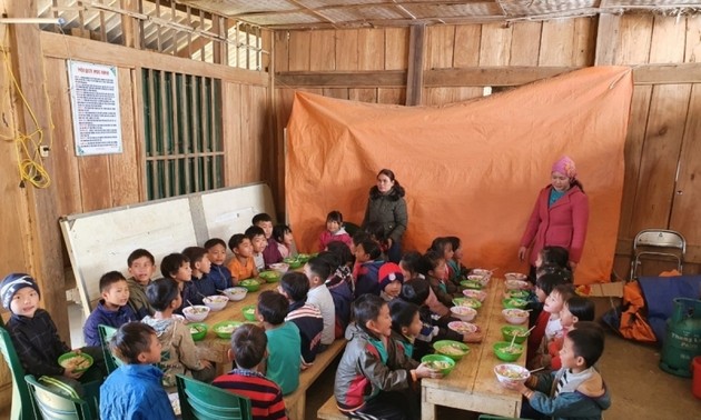 Mahlzeit für Schüler in der Bergregion Bac Kan