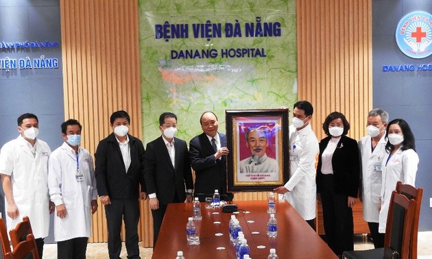 Staatspräsident Nguyen Xuan Phuc ermutigt medizinisches Personal in Da Nang