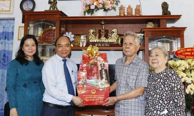 Tetfest: Staatspräsident Nguyen Xuan Phuc überreicht Geschenke an Familien von verdienstvollen Menschen in An Giang