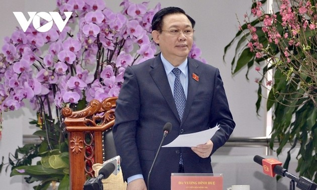 Parlamentspräsident Vuong Dinh Hue: Vinatex soll neue Fortschritte erreichen
