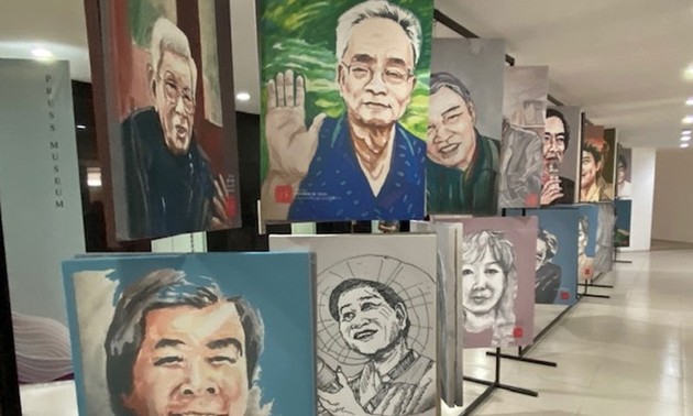 Journalist Huynh Dung Nhan und 100 Portraitbilder über Kollegen und Plakate über Pandemie-Bekämpfung