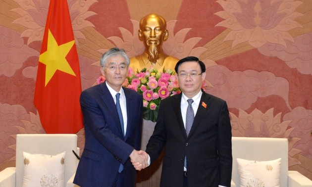 Parlamentspräsident Vuong Dinh Hue empfängt Vorstandschef des japanischen Konzerns Erax