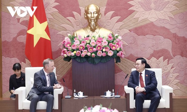 Parlamentspräsident Vuong Dinh Hue empfängt den britischen Botschafter in Vietnam Gareth Ward