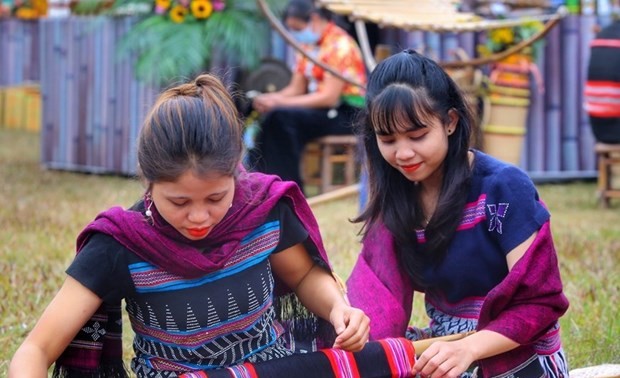"Kindheit und Sommerferien“ im Kultur- und Tourismusdorf der Volksgruppen Vietnams