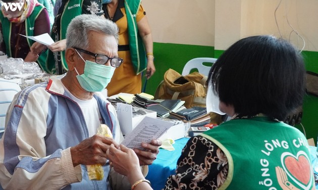 Vietnamesische Ärzte untersuchen Laoten in Vientiane kostenlos