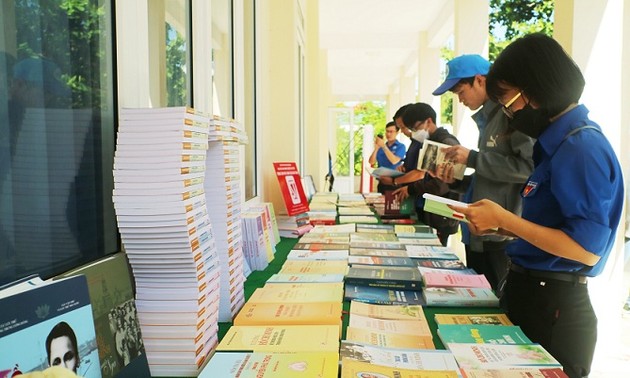 Eröffnung der Bücherausstellung über Meer und Inseln Vietnams