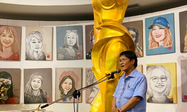 Übergabe von 100 Portraitbildern über Journalistinnen an Frauenmuseum Vietnams
