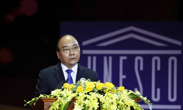 Staatspräsident Nguyen Xuan Phuc nimmt an Feier zum 200. Geburtstag der Persönlichkeit Nguyen Dinh Chieu teil