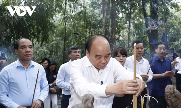 Staatspräsident Nguyen Xuan Phuc zündet Räucherstäbchen in der nationalen Sondergedenkstätte Tan Trao an