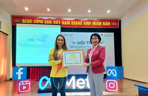 Nationales olympisches Komitee Vietnams überreicht Sportlerin Vu Phuong Thanh Loburkunde