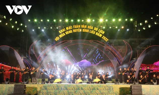 Das Fest der gelben Reisterrassenfelder in Binh Lieu