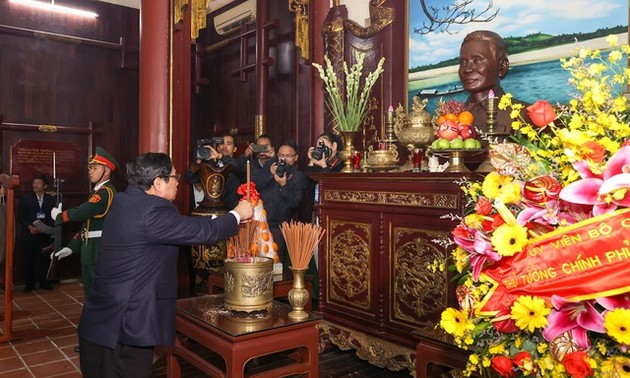 Premierminister Pham Minh Chinh zündet Räucherstäbchen zu Ehren des verstorbenen Premierministers Pham Van Dong an