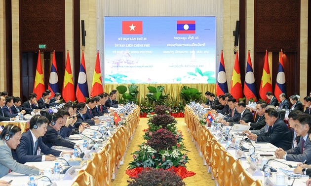 Premierminister Vietnams und Laos leiten 45. Sitzung der Regierungskommission