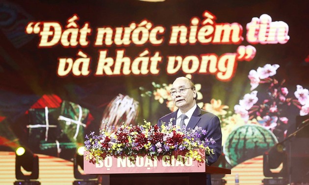 Staatspräsident Nguyen Xuan Phuc bei Kunstprogramm „Der Frühling im Heimatland“ 2023
