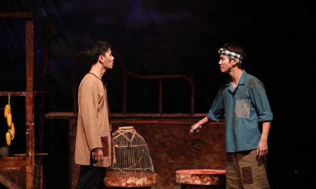 Dramastück „Ewig 17” auf der Bühne des Jugendtheaters