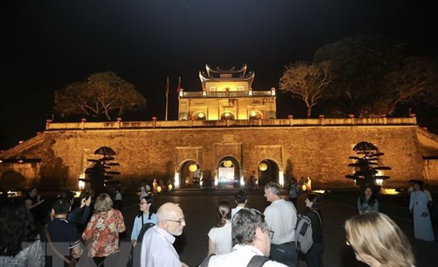 Literaturtempel und Thang Long-Zitadelle in der Nacht erleben