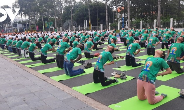 Weltyogatag: 500 Menschen nehmen an einer öffentlichen Übung in Dong Thap teil