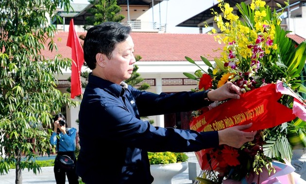 Vize-Premierminister Tran Hong Ha zündet Räucherstäbchen zu Ehren des Generalsekretärs Nguyen Van Cu an
