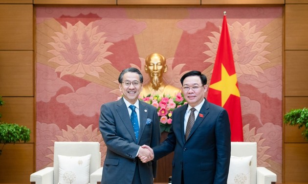 Parlamentspräsident Vuong Dinh Hue empfängt den Gouverneur der JBIC