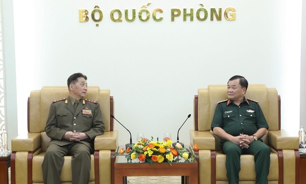 Generalleutnannt Hoang Xuan Chien empfängt Nordkoreas Verteidigungsattaché 