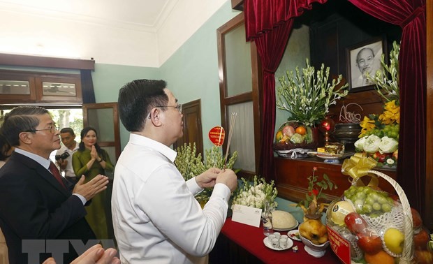 Parlamentspräsident Vuong Dinh Hue zündet Räucherstäbchen zu Ehren des Präsidenten Ho Chi Minh an