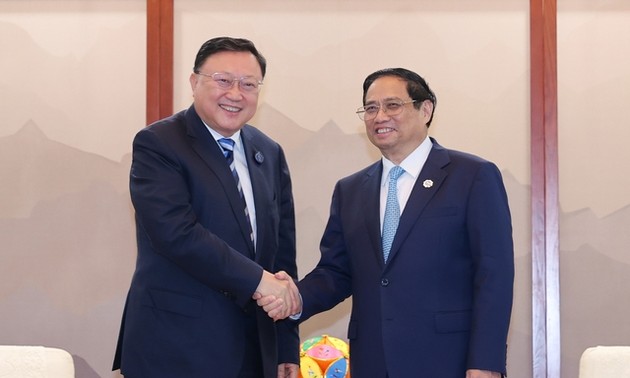 Premierminister Pham Minh trifft Leiter chinesischer Konzerne für Technologie, Energie und Infrastrukturentwicklung