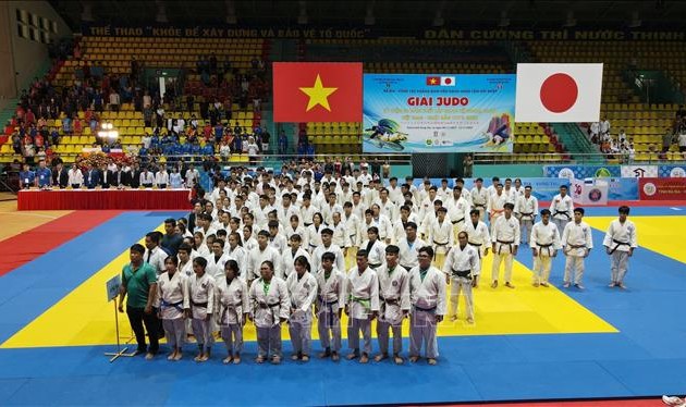 Fast 300 Sportler nehmen am Judoturnier zum 50. Jahrestag der Aufnahme der Vietnam-Japan-Beziehungen teil