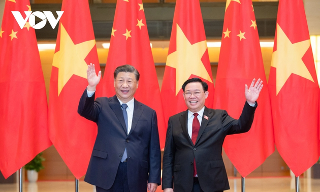 Parlamentspräsident Vuong Dinh Hue trifft Chinas Partei- und Staatschef Xi Jinping