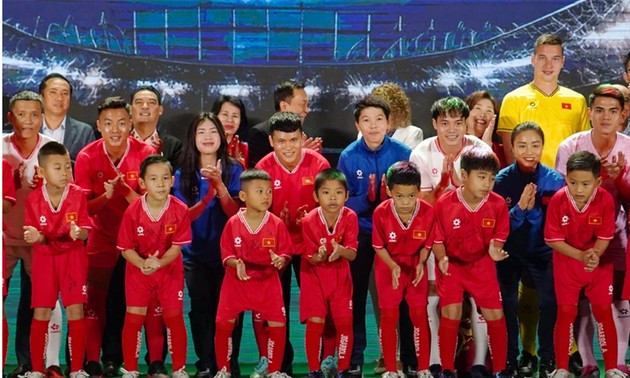 Vor der Fußballasienmeisterschaft: Neue Trikots der vietnamesischen Fußballnationalmannschaft 