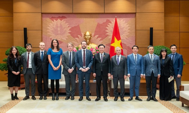 Parlamentspräsident Vuong Dinh Hue trifft Botschafter Großbritanniens und Neuseelands
