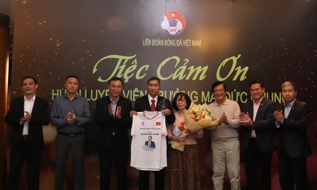 Vietnamesischer Fußballverband ehrt ehemaligen Trainer Mai Duc Chung