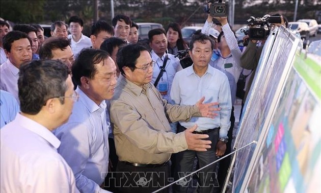 Premierminister Pham Minh Chinh überprüft Projekte in der Provinz Tien Giang