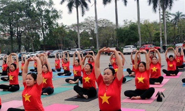 Mehr als 500 Menschen nehmen am Yoga-Festival in Ha Nam teil