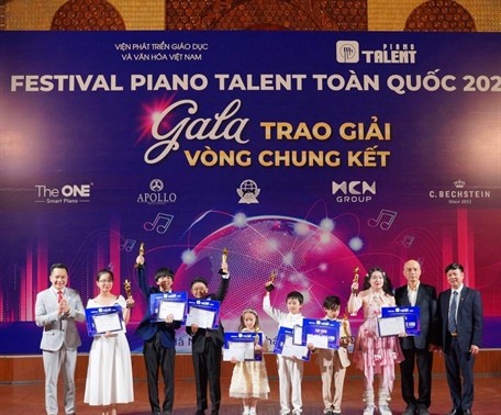 Acht junge Pianisten beim erweiterten Klavierwettbewerb für junge Talente ausgezeichnet