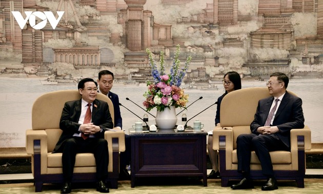 Parlamentspräsident Vuong Dinh Hue trifft Parteisekretär der Stadt Shanghai Chen Jining