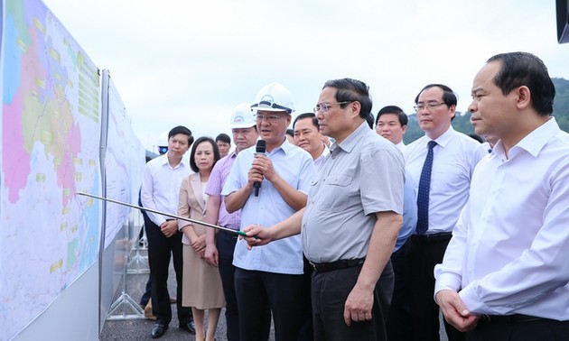 Premierminister Pham Minh Chinh besucht Huu-Nghi-Grenzübergang 