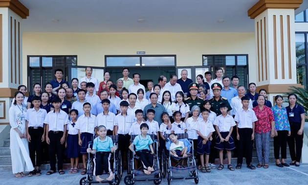 Premierminister überreicht Geschenke an bedürftige Kinder und Menschen mit Behinderungen in Quang Binh