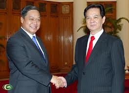 阮晋勇会见泰国国防部长素甘蓬·素万纳塔