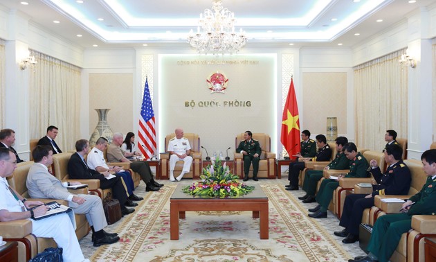 越南人民军总参谋长杜伯巳会见美国海军太平洋舰队司令斯威夫特