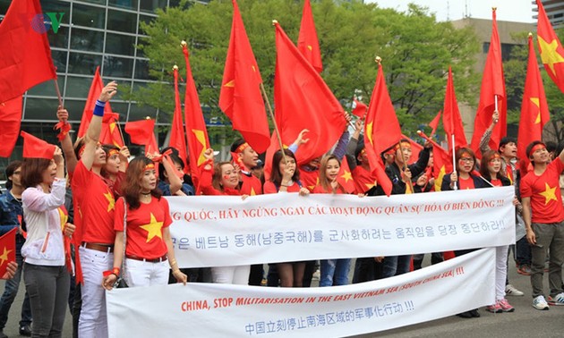 旅韩越南人举行示威游行反对中国