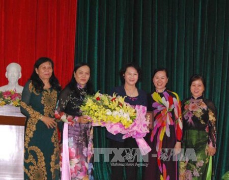 越南国会主席阮氏金银会见槟知省历代女干部代表