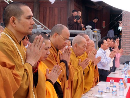 越南高平省板约瀑布竹林佛迹寺为英雄烈士举行超度大法会