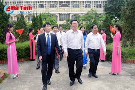 越南政府副总理王庭惠与河静大学领导举行工作座谈会