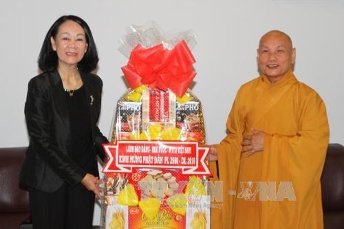 越共中央民运部部长张氏梅看望佛教信徒并致以佛诞节祝贺